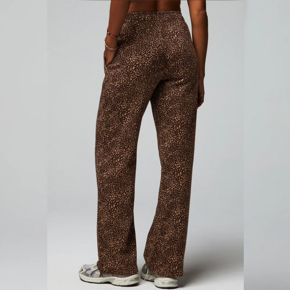 Fabletics Cozy Fleece Wide Leg Sweatpant - Medium - NWT - Picture 2 of 7